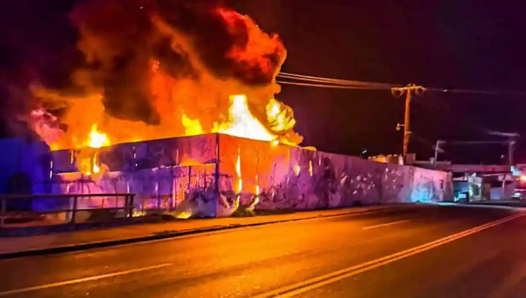 El siniestro comenzó tras la presunta explosión de un transformador eléctrico