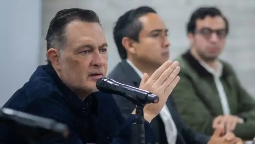 Querétaro opera bajo la visión de un gobierno que simplifica, coordina a sus instituciones y pone al ciudadano, y al inversionista, en el centro de las decisiones, afirmó el titular del Poder Ejecutivo estatal, Mauricio Kuri González, en la presentación del Diagnóstico y Plan de Implementación para la Instalación de la Ventanilla Digital de Inversiones, proyecto que busca simplificar trámites, reducir cargas administrativas y digitalizar los procesos de principio a fin.

Durante su participación, el mandatario estatal instruyó a su equipo de trabajo a revisar su plan de implementación para que las y los empresarios tengan reglas claras y en un lapso no mayor de cuatro meses una empresa pueda instalarse en el estado, dado que el reto, especificó, es hacerlo más rápido, más eficiente, más claro, sin perder gobernanza. Resaltó que una economía que avanza necesita un gobierno ágil, que facilite, acompañe y resuelva, no uno que detenga las oportunidades con trámites largos, duplicados o simplemente innecesarios.

"La oportunidad hace que llegue la empresa y la confianza hace que se quede. En Querétaro, de verdad, se cree mucho en las dos cosas, porque llegan empresas y generalmente se expanden, pero la única forma de poder tener un futuro promisorio es tener economías inclusivas que nos ayuden a que sea muy fácil hacer empresa, que la gente pueda desarrollarse a tener competitividad, inteligencia, innovación, desarrollo tecnológico", apuntó.

Por ello, acentuó, en Querétaro estamos convencidos de que el camino es la institución y digitalizar los procesos significa ahorrar tiempo, reducir costos, dar certeza y permitir que los emprendedores y las empresas concentren sus esfuerzos en producir, innovar y generar empleos. En la presentación de la estrategia de simplificación administrativa, Kuri González explicó que este proyecto busca hacer más eficiente la relación entre el gobierno y quienes invierten, emprenden y generan empleos. 

En esta tesitura, advirtió que lo importante empieza ahora, cristalizar y convertir este esfuerzo en resultados que se traduzcan en mejores servicios y más oportunidades para invertir. Reconoció el trabajo de la Comisión Estatal de Mejora Regulatoria, por su labor en la construcción del proyecto de implementación de esta plataforma digital, especialmente al equipo de la Organización para la Cooperación y el Desarrollo Económicos (OCDE), por trabajar de la mano con Querétaro.

"Tenemos que ser diferentes y distinguirnos con los que están dando otras partes del país y tenemos todo para hacerlo. Entonces la instrucción es, métanle, nos vemos en dos meses (…) La verdad es que tenemos que estar mejor que cualquier otro y no espero menos de ustedes", convocó.

Al tomar la palabra, el secretario de Planeación y Participación Ciudadana, Luis Antonio Rangel Méndez, informó que, en materia de la mejora regulatoria, a la fecha, se han digitalizado alrededor del 68 por ciento de los trámites, proyectan terminar el año con un 80 por ciento y el compromiso es culminar con el 100 por ciento el próximo año; sin embargo, apuntó: digitalizar no es el objetivo, digitalizar es apenas el comienzo, por ello nace también el proyecto Cerebro Querétaro, un sistema de inteligencia colectiva, un gobierno que conecta información de todas las áreas hoy dispersas, inteligencia y talento para tomar decisiones y servir mejor a las personas.

"Las inversiones llegan por oportunidad, pero permanecen por confianza. Por eso la ventanilla única que estamos trabajando no es solamente una plataforma tecnológica, sino que es una decisión estratégica del Gobernador Kuri. Es la expresión de un gobierno que entiende que cada trámite innecesario cuesta tiempo, confianza y oportunidades. Que facilitar la apertura de una empresa significa acelerar la creación de empleos y que competir en el siglo XXI exige gobiernos tan ágiles como las mejores organizaciones del mundo", subrayó.

Expuso que, en el tema de mejora regulatoria, enfocado en la implementación de la ventanilla única de inversiones, la presente administración estatal está sentando las bases del futuro, puesto que las grandes transformaciones económicas, dijo, nunca comienzan en las fábricas, comienzan en las instituciones y en Querétaro se está construyendo la competitividad. Reconoció a los directivos de la OCDE por su experiencia internacional, que les ha permitido construir una solución alineada con las mejores prácticas globales.

"Estoy convencido de que el gobierno del gobernador Mauricio Kuri será recordado precisamente por eso, porque además de entregar resultados, tuvo la visión de construir las instituciones que permitieron a Querétaro aprovechar el cambio de era que le tocó vivir", acentuó.

Al tiempo de señalar que la OCDE es un organismo internacional que promueve las mejores prácticas internacionales y trabaja con gobiernos que se atreven a ser los mejores, como Querétaro, el coordinador del programa de Política Regulatoria en América Latina, Manuel Gerardo Flores Romero, propuso que, mediante un plan de 408 acciones, que se basa en entregar información una sola vez, pagar en línea y solicitar inspecciones en línea, donde se involucren todas las dependencias del Poder Ejecutivo del Estado, en 12 meses la ventanilla estará funcionando con estándares internacionales y será la mejor de México, Latinoamérica y de la OCDE. 

