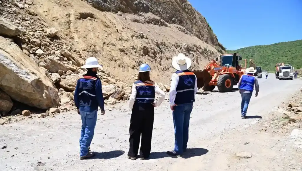 La contingencia fue atendida de manera inmediata por personal de la CEI, mediante el despliegue de maquinaria pesada, camiones de apoyo y brigadas de conservación.