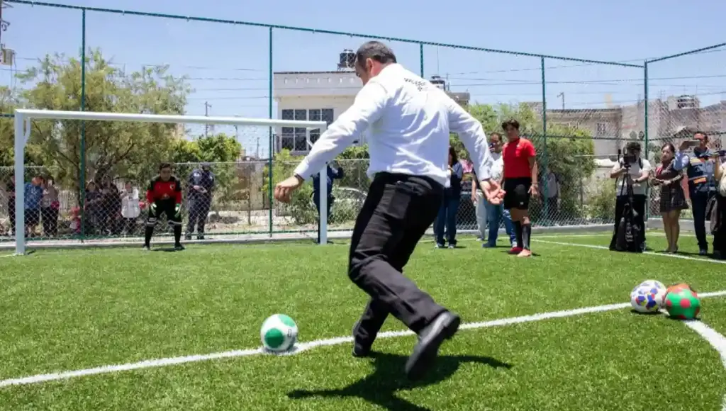 Estos espacios deportivos forman parte de las 40 canchas que se realizarán en el estado de Querétaro a través de este esquema que, en San Juan del Río, contempla seis espacios.