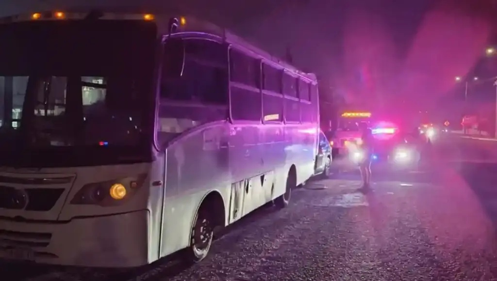 A pesar de lo aparatoso del impacto y el severo daño en la carrocería de la camioneta, el reporte oficial confirma que no se registraron personas lesionadas