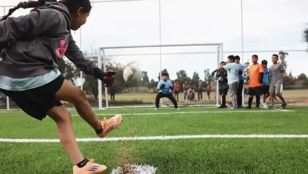 La SEDATU y el Gobierno Municipal de Tequisquiapan inauguran cancha de futbol 5 en la comunidad de La Fuente, como parte del “Programa Mundial Social 2026”.