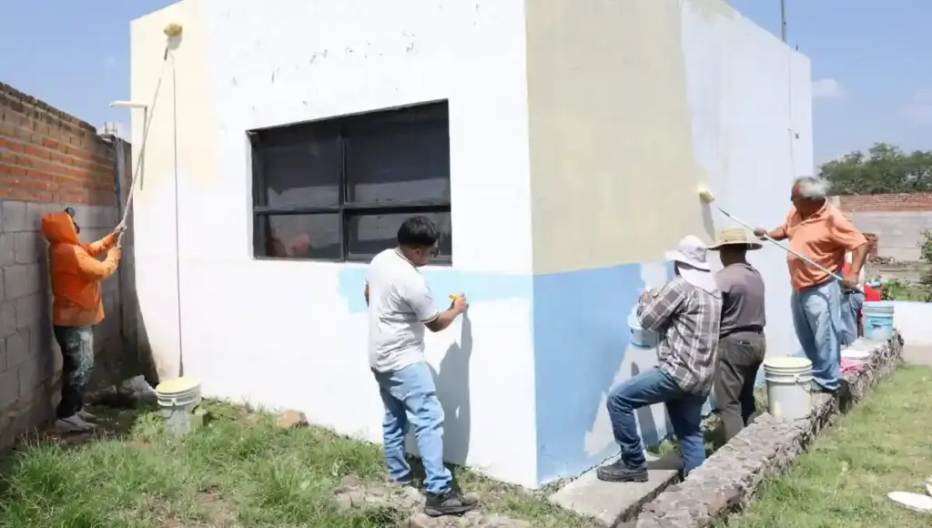 Se brindaron atenciones en mesas de trabajo y llevaron a cabo labores de pintura en vialidades, campaña de salud visual y entrega de jitomate, entre otras acciones.