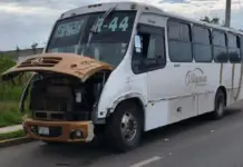 Cafre del volante desata caos: impacta camioneta de carga y derriba poste