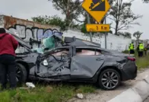 Vuelca tras chocar contra tráiler en la 57; hay una mujer lesionada