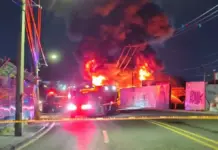 Alerta por intenso incendio de recicladora en San Juan del Río