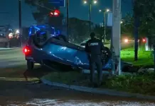 Aparatosa volcadura en deja dos lesionadas tras perder el control de su unidad
