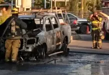¡Arde en llamas! Camioneta es devorada por el fuego tras falla mecánica