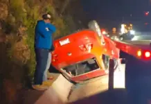 Aparatosa volcadura en la carretera 57; el responsable escapó