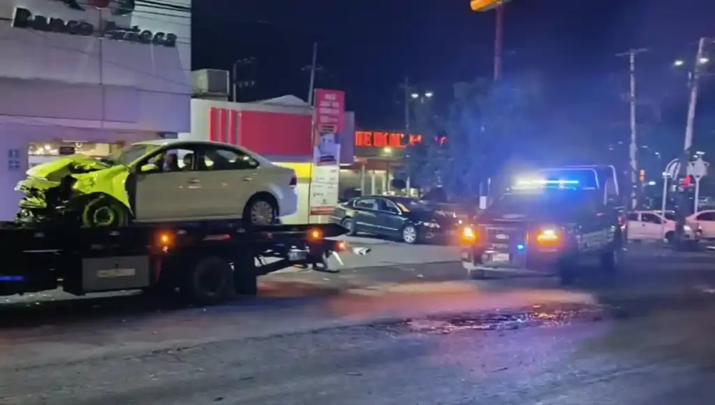 Camión de transporte de carga pesada circulaba por la zona cuando no respetó el semáforo en rojo, lo que desencadenó la colisión múltiple.