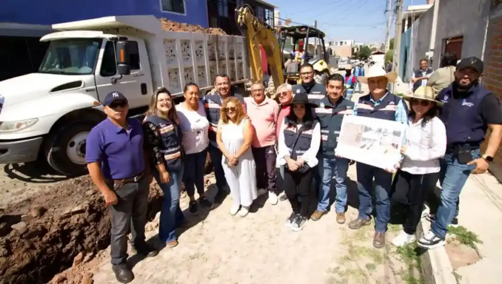 El presidente municipal de San Juan del Río, Roberto Cabrera Valencia, supervisó la obra, que se lleva a cabo en la colonia México.