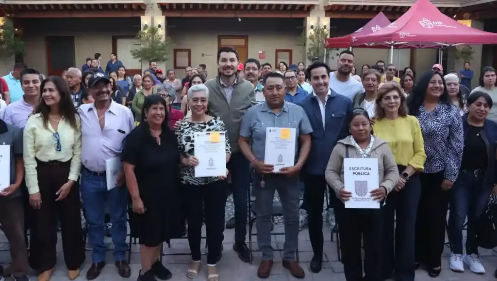 Vecinos de cuatro asentamientos de Tequisquiapan logran certeza jurídica, con la entrega de escrituras públicas.