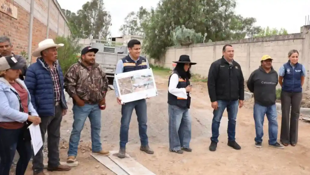 Supervisa Roberto Cabrera construcción de calle en Ampliación Santa Bárbara La Cueva, con una inversión de 3 mdp.