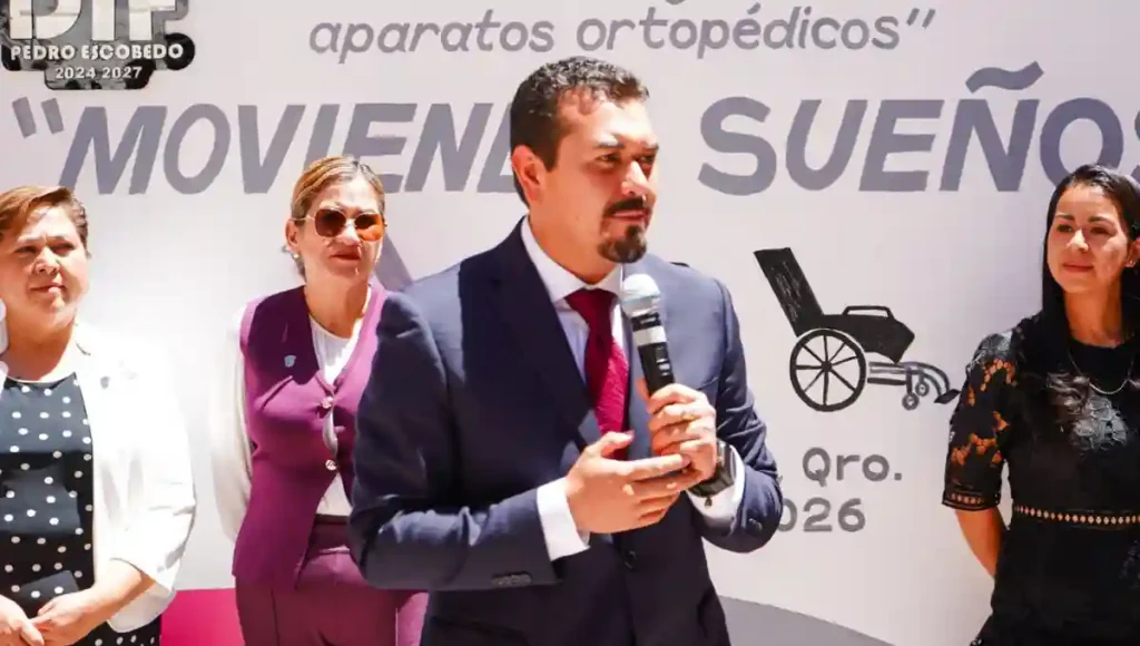 En Pedro Escobedo Beto Nava y Alejandra García  encabezaron la primera entrega de sillas de ruedas, andaderas, bastones y muletas.