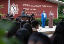Inicia el ciclo escolar 2026-2027 con honores a la Bandera en la secundaria de La Llave
