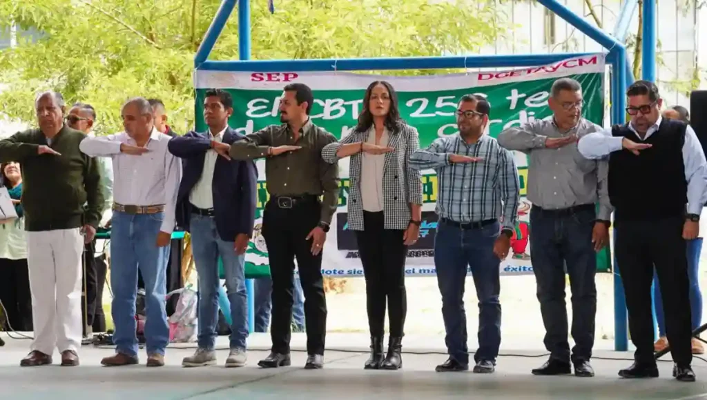 El presidente municipal hizo un reconocimiento especial a las y los jóvenes por el esfuerzo que imprimen diariamente a su preparación académica.
