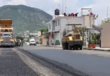 Supervisa Roberto Cabrera trabajos de reencarpetado en Fraccionamiento La Esmeralda