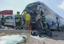 ¡Prensado! Chófer de autobús se salva de milagro tras fuerte choque en la 57