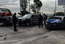 Brutal choque en crucero deja un auto como pérdida total