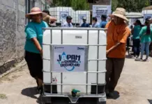 Entregan 20 contenedores a familias de La Llave