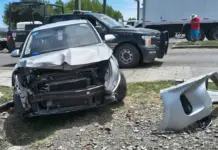 ¡Se salva de milagro! Tren embiste y arrastra a conductor distraído en Paseo Central