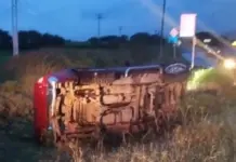 Camioneta sufre volcadura en carretera a La Lira; hay menores entre los ocupantes