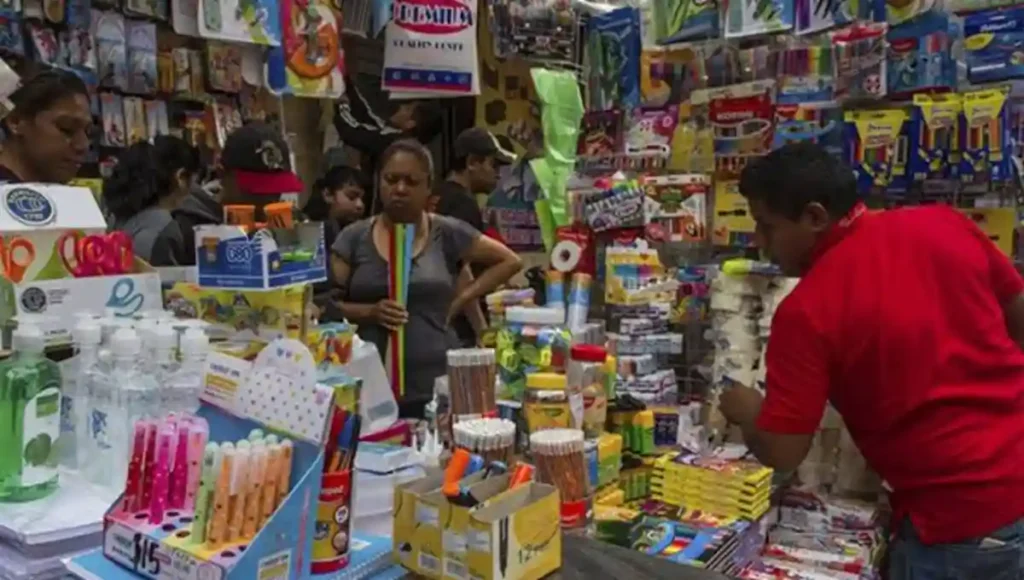 El consumo de las familias sanjuanenses durante las semanas previas y posteriores al inicio del ciclo escolar y considera la adquisición de útiles escolares, uniformes, calzado, libros, tecnología y otros productos