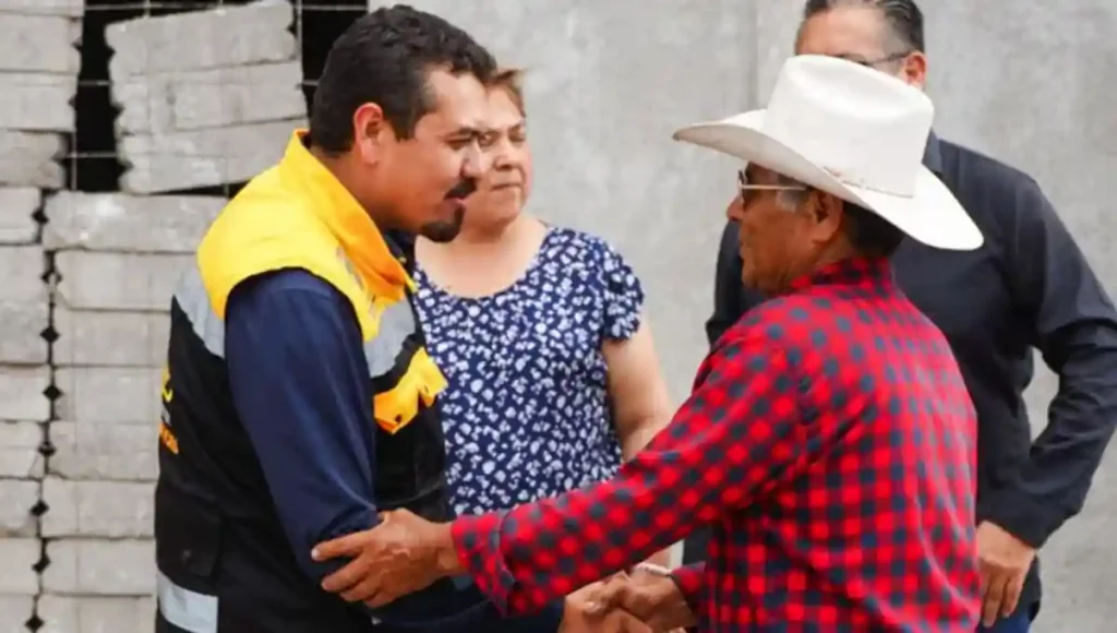 La intervención contempla drenaje sanitario, agua potable, empedrado ahogado en mortero, guarniciones y banquetas en la segunda etapa de la calle Venustiano Carranza.