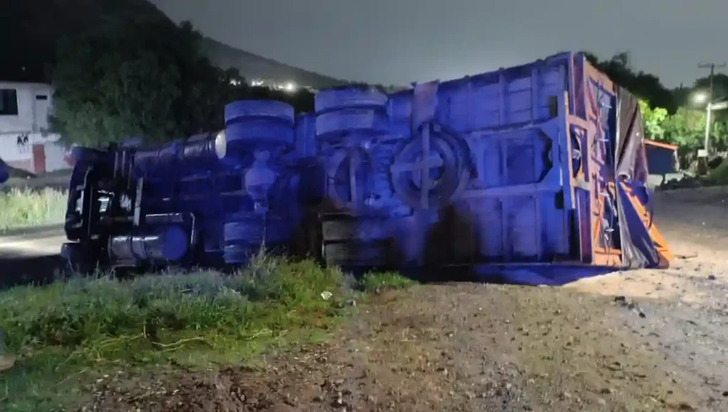 Obras viales dejan sin rampa de emergencia a trailero y termina volcado.