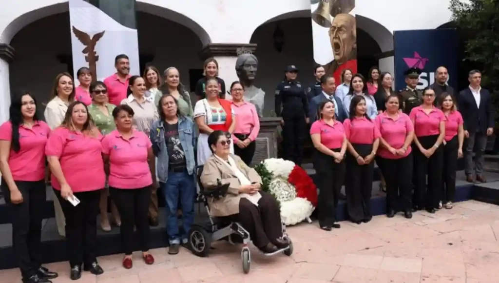 En el evento se rindieron honores a la Bandera; se leyó la reseña histórica de la participación de Doña Josefa Ortiz der Domínguez en la Independencia y se montó una guardia en su honor.