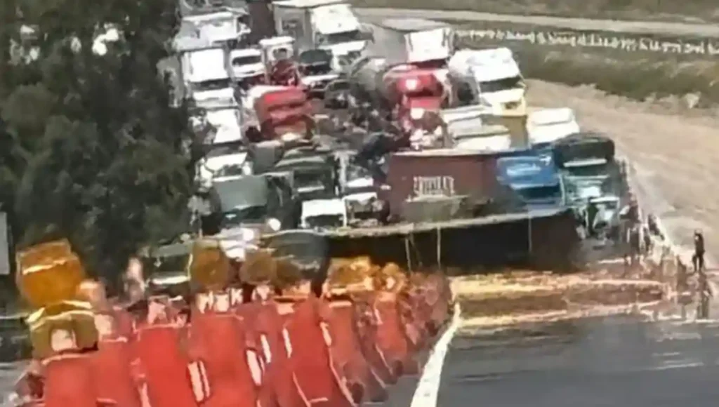 Diversos cuerpos de rescate y auxilio ya se encuentran trabajando en el lugar para realizar las maniobras de limpieza de la carpeta asfáltica, asegurar el perímetro y retirar el tractocamión con ayuda de grúas