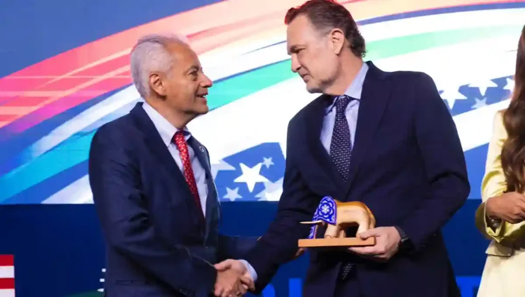 En vísperas de la revisión del T-MEC, el gobernador, Mauricio Kuri González, participó en la Quinta Convención Binacional México-Estados Unidos, foro en el cual afirmó que la relación entre ambas naciones va más allá de compartir tres mil kilómetros de frontera. Su competitividad en la entidad, dijo, se capitaliza al ubicarse entre los tres primeros lugares de inversión de Norteamérica a nivel nacional, con cerca de 800 millones de dólares de inversión del país vecino del norte en lo que va del año.

“Eso nos dice la importancia que tiene la relación con Estados Unidos y lo que nos permite también para seguir siendo un estado con formalidad, con estado de derecho, con seguridad jurídica, patrimonial y física y de esa forma empezar a trabajar con el desarrollo tecnológico en áreas tan importantes como es la parte aeroespacial, la parte automotriz y ahora un nuevo clúster que es el clúster de data centers”, manifestó.

Durante la edición 2026 del evento organizado por la American Society of Mexico (AmSoc), en el que más de 40 especialistas y figuras clave de ambos países debatieron asuntos que determinarán el futuro de la región, el mandatario resaltó que Querétaro ha puesto el desarrollo tecnológico y la innovación como parte de los pilares de su crecimiento. En esta tesitura, informó que el estado capta el 72 por ciento de los data centers del país.

“Estados Unidos y México compartimos mucho más que tres mil kilómetros de frontera, tenemos un gran comercio, somos amigos, somos aliados, somos hermanos y creo que lo que hace es sumamente importante para seguir teniendo esta buena relación”, expresó.

Para Querétaro, enfatizó, es sumamente importante el trabajo y se opera bajo la convicción de que el empleo es el mejor programa social que puede tener, con la consigna de que no se puede ayudar al empleado destruyendo al empleador; por ello, se le apuesta fuertemente a ser socios de los empresarios, lo cual se construye desde dos premisas: ser muy competitivos y propiciar que las empresas puedan generar riqueza.

En el encuentro, que reunió a más de mil 500 representantes empresariales, gubernamentales, diplomáticos, académicos y de la sociedad civil de ambos lados de la frontera, Kuri González hizo hincapié en que la entidad cuenta con la única universidad aeronáutica del país, lo que ha permitido la llegada de empresas del sector aeroespacial y automotriz; además, destacó la integración de la Triple Hélice, que involucra academia, empresa y gobierno y que propicia tener los mejores ingenieros del país, un valor agregado, indicó, para atraer inversión desde una oferta académica que asciende a 125 universidades entre públicas y privadas.

En el panel denominado “La ventaja exportadora de México: tecnología, manufactura y agronegocios”, en el que compartió escenario con sus homólogos de Guanajuato, Jalisco y Michoacán, quienes están al frente de economías exportadoras complementarias, analizaron la infraestructura, el talento y las políticas necesarias para ampliar el comercio con Estados Unidos y fortalecer las cadenas de suministro de América del Norte.

En medio del contexto que se atraviesa por la revisión formal del T-MEC, los gobernadores pugnaron porque México, Estados Unidos y Canadá se entiendan como una región comercial y aliada para poder hacer frente a la competencia desleal y al proteccionismo que se da desde China. Coincidieron en que, en la suma de sus economías, esta región de América del Norte se fortalece para trabajar por impulsar la infraestructura productiva, de inversiones y un valor fundamental que es el talento.

La AmSoc, presidida honorariamente por el Embajador de Estados Unidos y liderada por Larry Rubin, convocó a llevar estos trabajos en sus próximas ediciones a los diferentes estados de la República para discutir los retos y oportunidades que enfrenta cada región.
