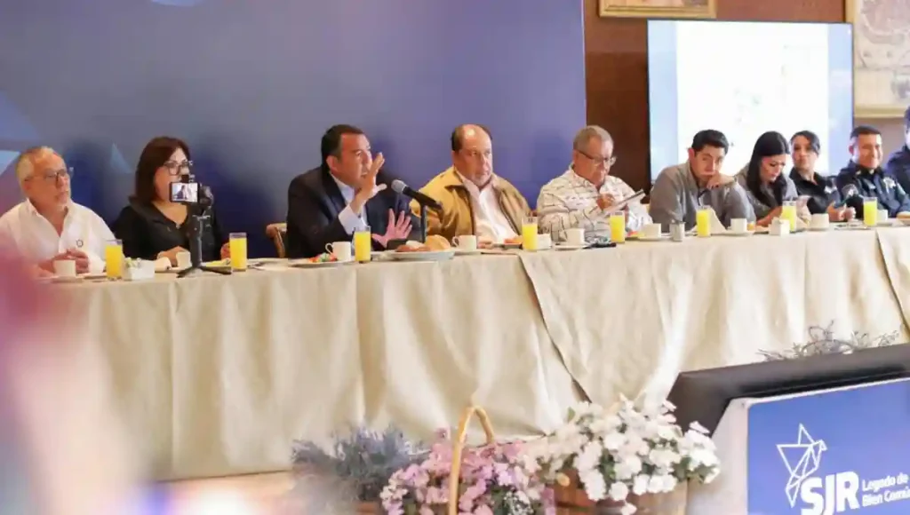 En su primer día de actividades, el presidente municipal de San Juan del Río, Roberto Cabrera Valencia, sostuvo un encuentro con medios de comunicación.