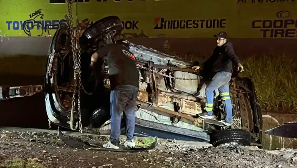 Una camioneta cayó a dren pluvial tras tomar un paso no habilitado, esto en Constituyentes con 1 Poniente.