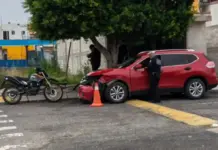 Motociclista sale proyectado tras chocar contra camioneta