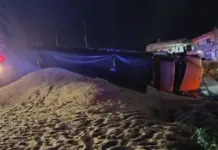 Vuelca tráiler en la carretera 300 tras quedarse sin frenos en San Juan del Río