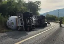 Se registra volcadura de Gas LP, se mantiene la carretera 120 cerrada