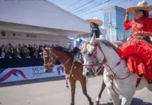 Atestigua gobernador desfile cívico militar por el CCXVI aniversario de la Independencia