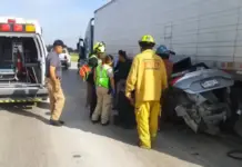 Rescatan a menor atrapado en accidente vehicular sobre la autopista en Pedro Escobedo