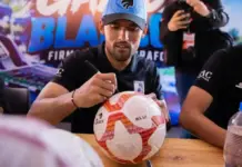 Gallos Blancos realizan firma de autógrafos en San Juan del Río