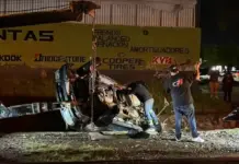 Lluvia y mala visibilidad provocan caída de camioneta a dren pluvial