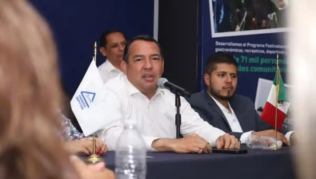 Como parte de las actividades de su Quinto Informe de Gobierno, el presidente municipal de San Juan del Río, Roberto Cabrera Valencia, se reunión con agremiados de la CANACO SERVyTUR SJR.