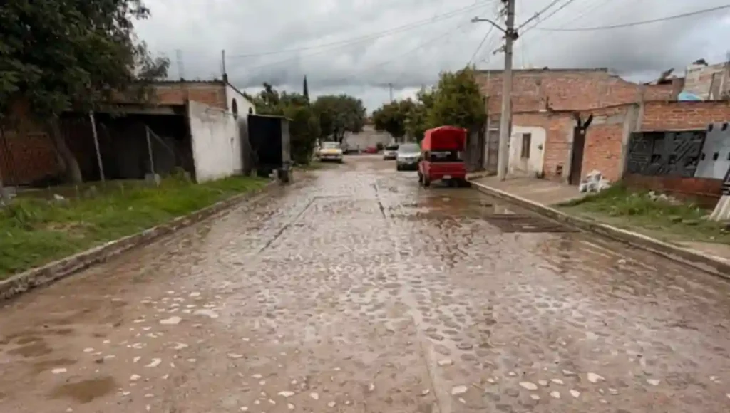 JAPAM envía pipas de desazolve  para apoyar a sus habitantes.