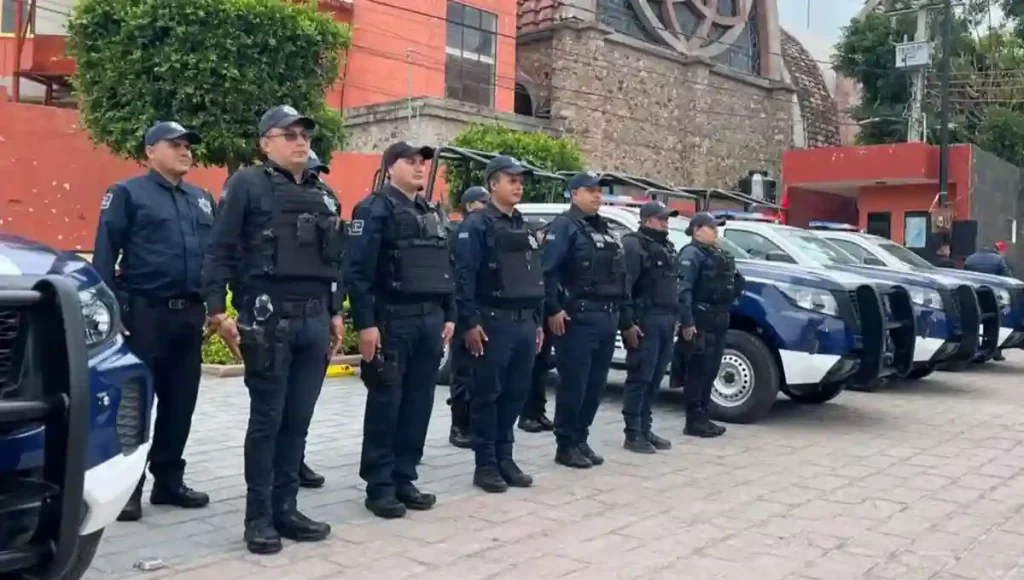 El nuevo equipamiento consiste en seis patrullas, una ambulancia y un autobús para el programa de transporte escolar gratuito.