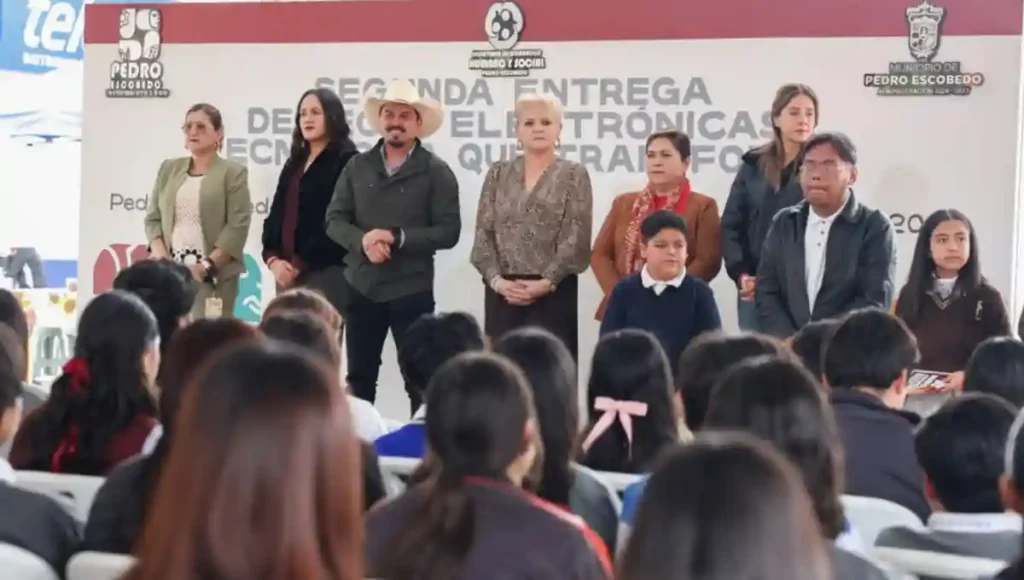 A través de la acción social “Tecnología que Transforma”, estudiantes de secundaria, preparatoria y universidad recibieron tabletas y computadoras portátiles