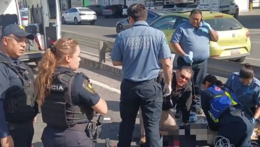 Pese a los esfuerzos de los rescatistas, se confirmó el fallecimiento del conductor en el lugar del accidente.