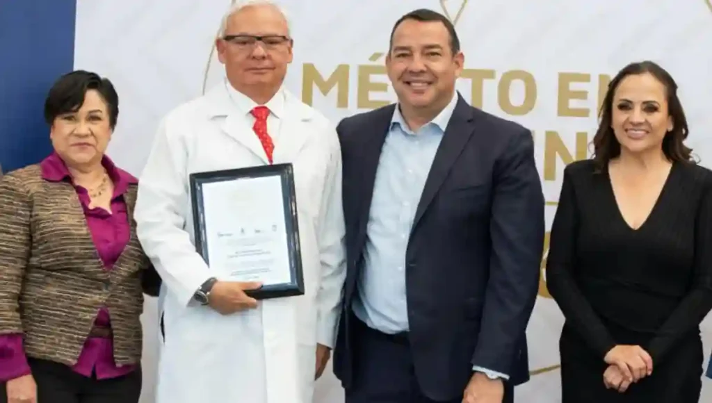 El reconocimiento se entrega a médicos y médicas por su desempeño, trayectoria, ética profesional, vocación de servicio y por contribuir a la salud de las familias sanjuanenses.
