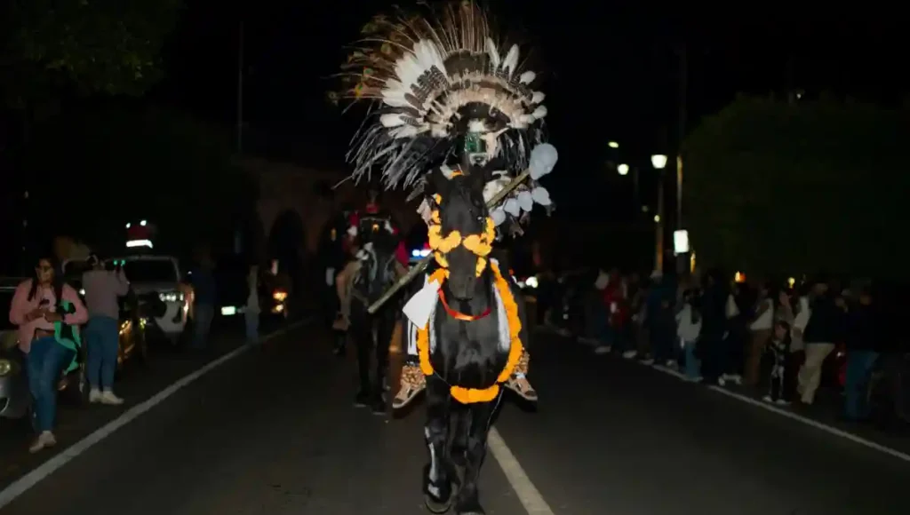 Las y los participantes acudieron caracterizados bajo la temática del Festival de Día de Muertos, por lo que fue posible observar atuendos como La Muerte y Calaveras, Catrinas y Catrines.