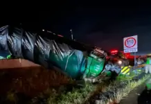 Chófer sale ileso tras aparatosa volcadura de Tortón en la 57
