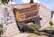 Camión materialista se queda sin frenos y se impacta contra barda